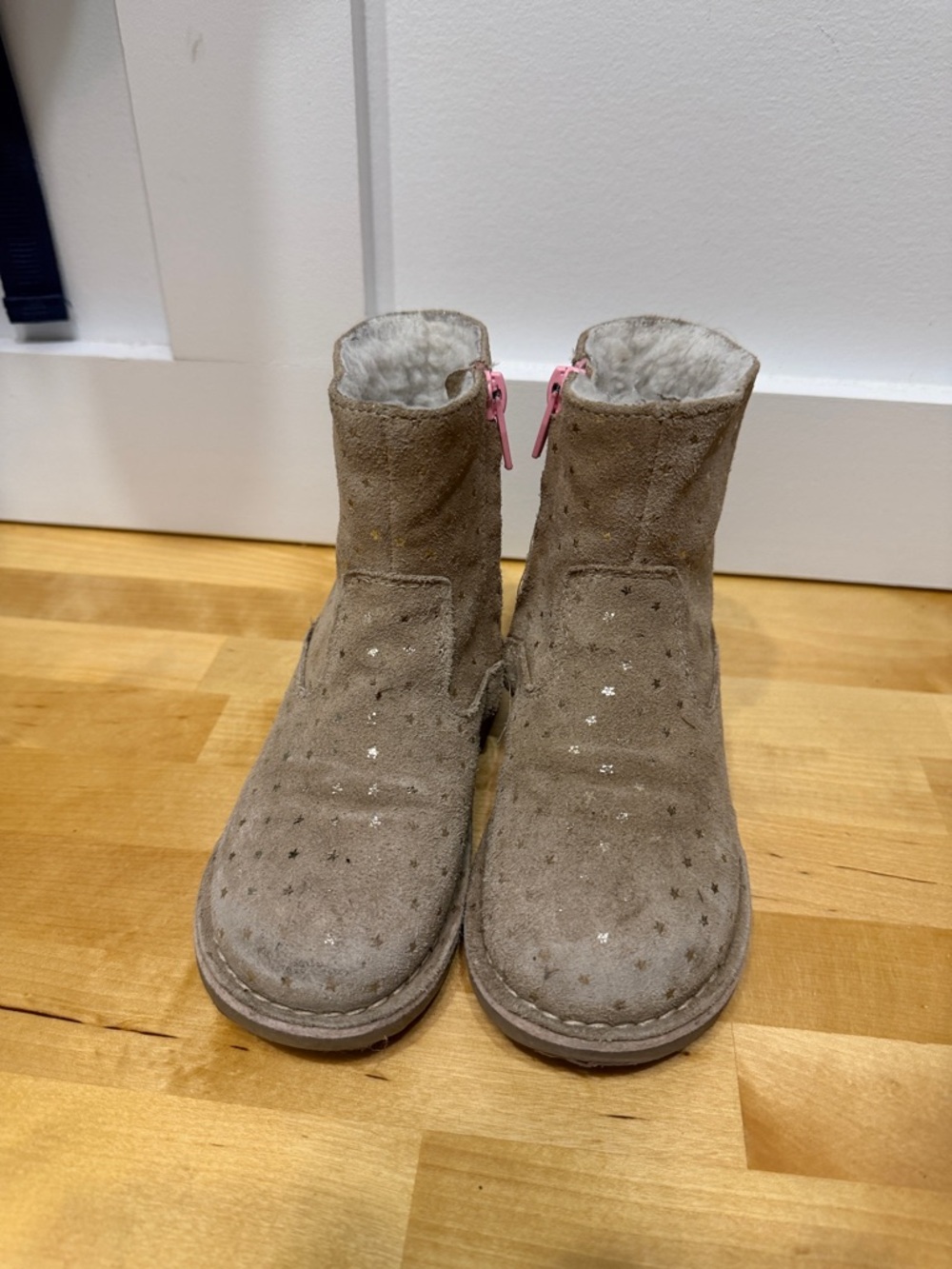 Mini Boden Kids tan Suede Star-Accent Sherpa lined Boots with Pink Zip